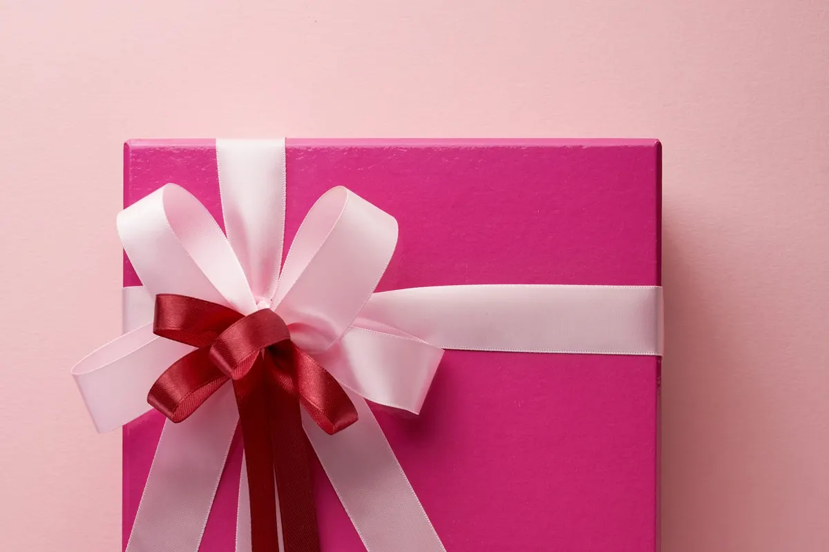 Coffret cadeau fermé par un ruban, prêt à être remis