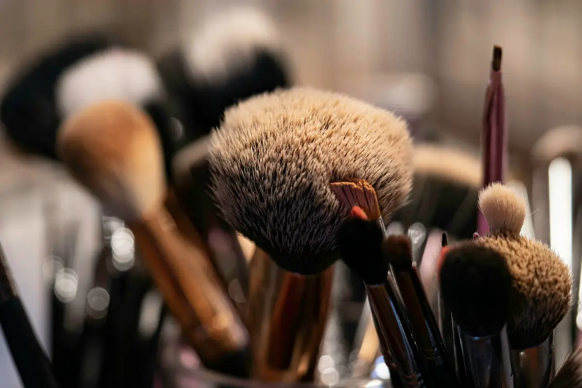 Pinceaux de maquillage rangés dans un pot, poils vers le haut